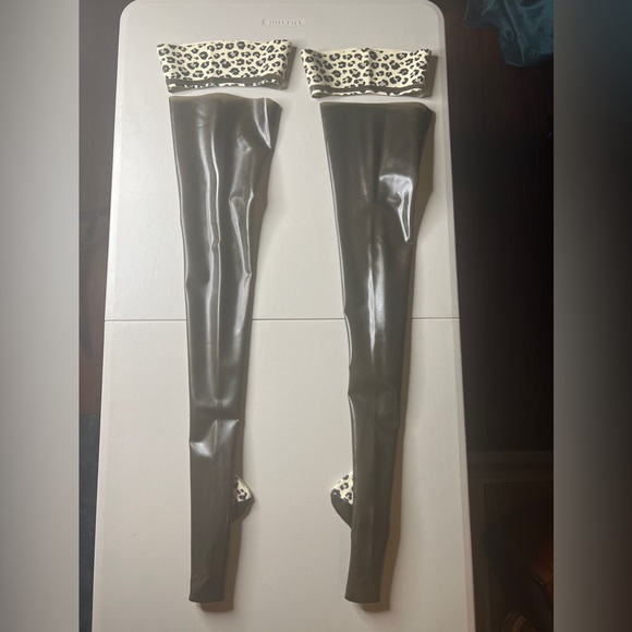 Atsuko Kudo Custom Leopard Print Latex Set Bustier Skirt Hat Stockings Gloves XS - Picture 6 of 17
